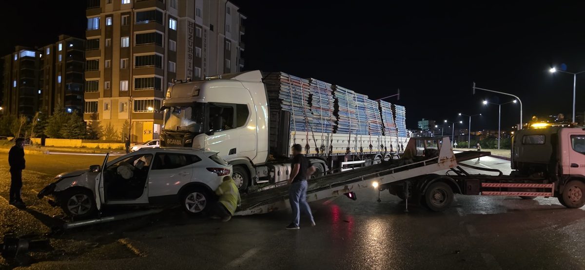 Bayburt’ta kırmızı ışıkta geçen tırın cipe çarpması güvenlik kamerasında