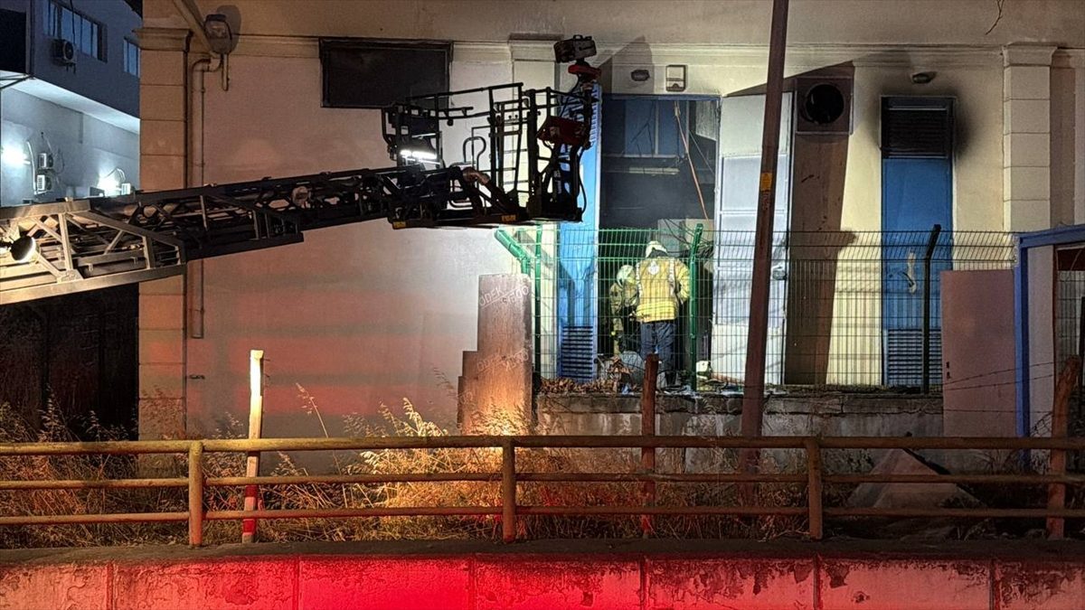 Bayrampaşa’da trafo patlaması nedeniyle yaşanan enerji kesintisi tramvay seferlerini aksattı