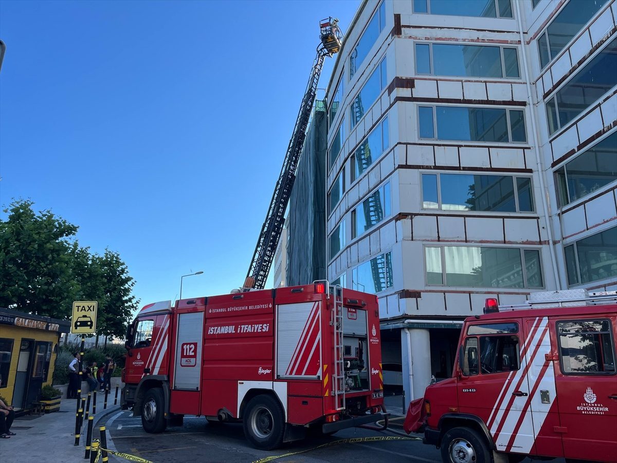 Beyoğlu’nda 6 katlı binada çıkan yangın söndürüldü