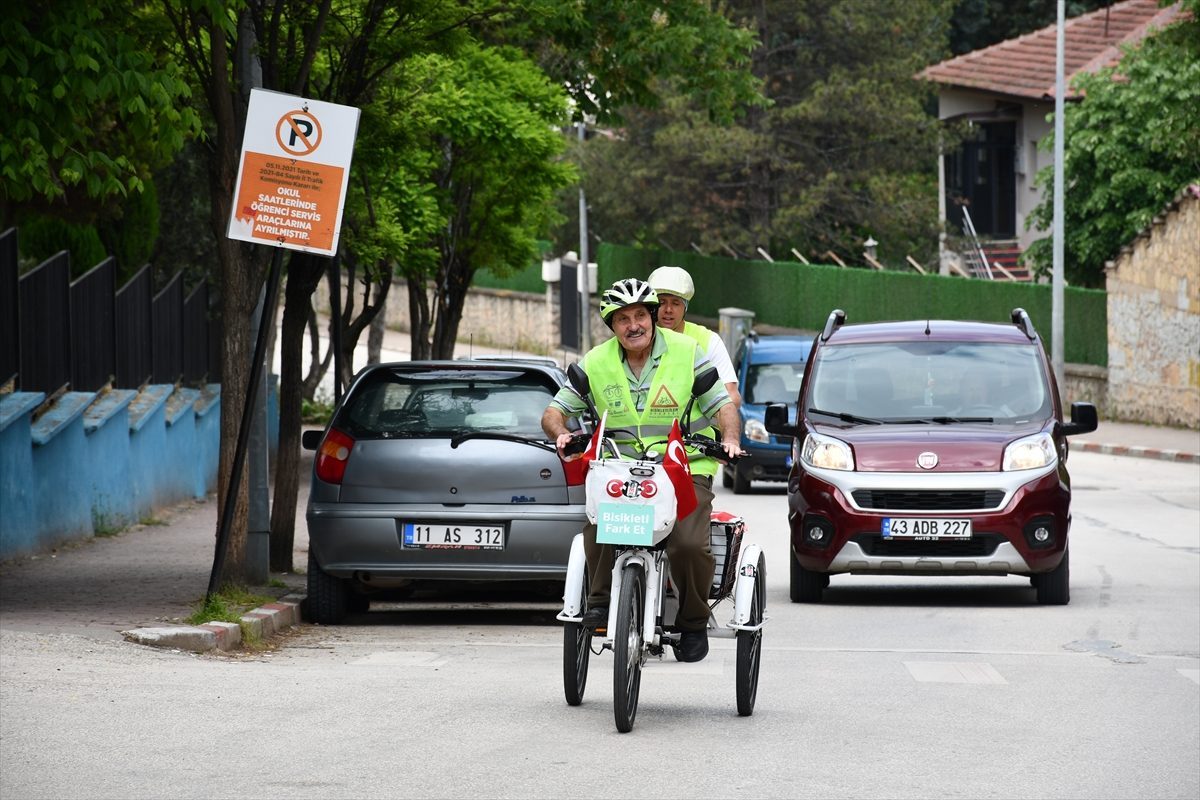 Bilecik’te 86 yaşındaki bisiklet tutkunu farkındalık için pedal çeviriyor