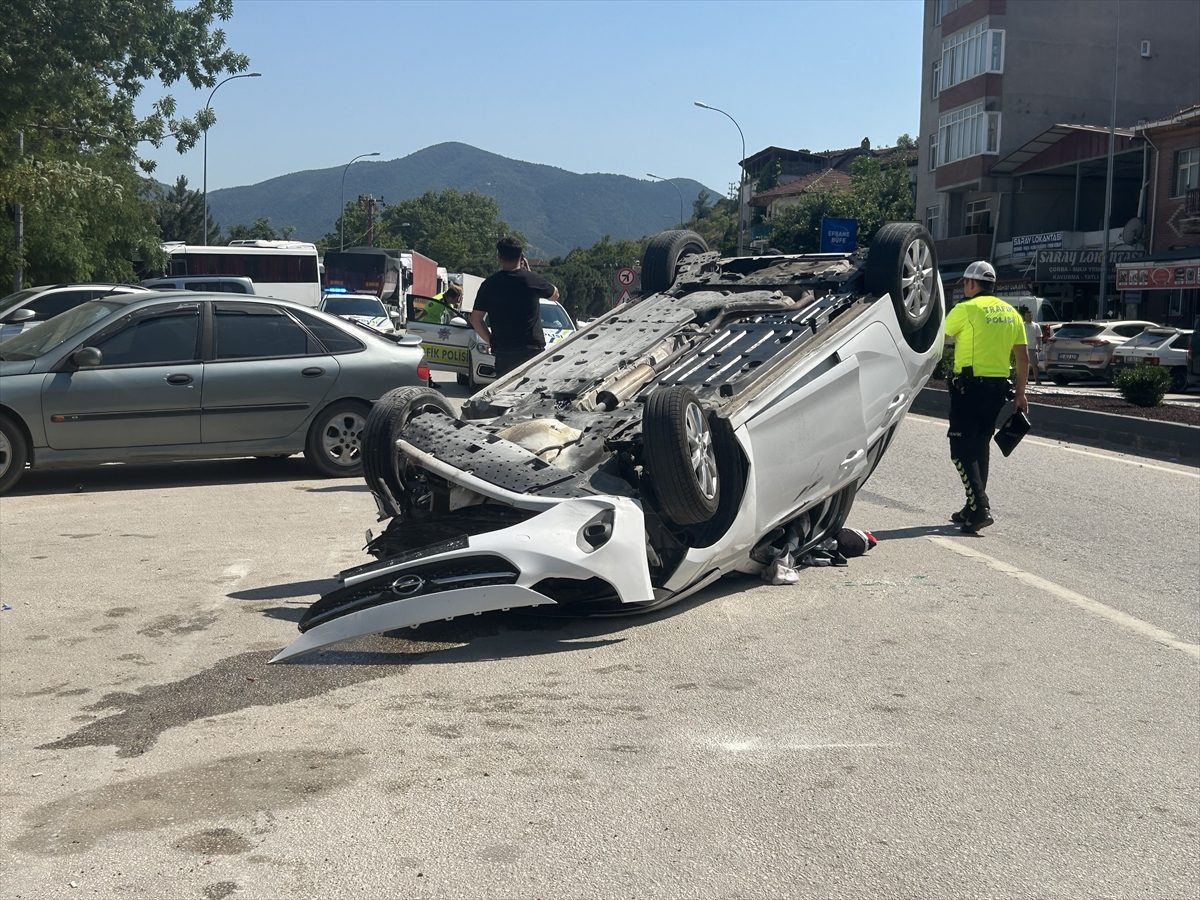 Bilecik’te otomobilin devrildiği kaza güvenlik kamerasınca kaydedildi