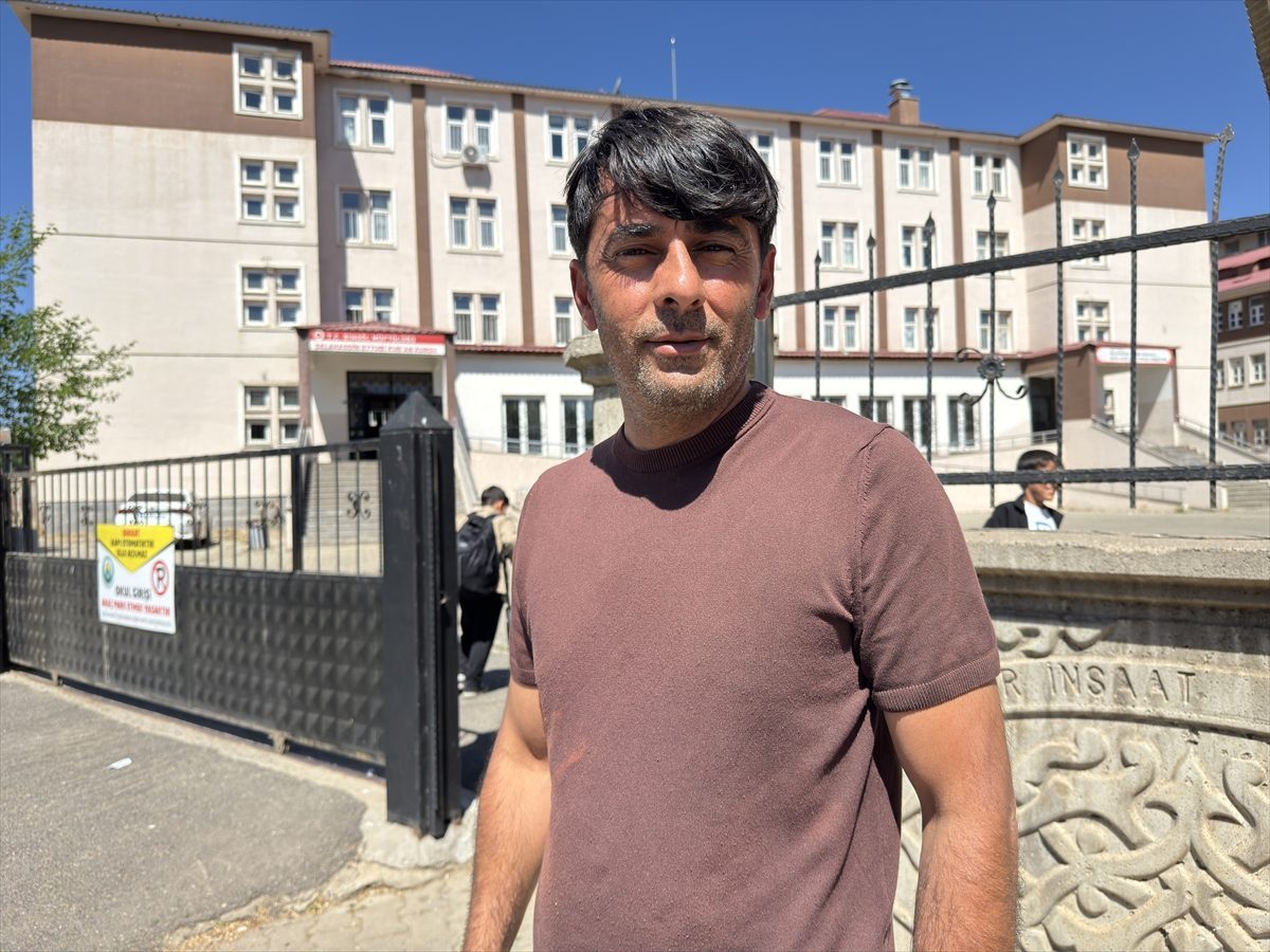 Bingöl’de yunus polisleri, kimliğini kaybeden öğrenciyi 2 dakika kala sınava yetiştirdi