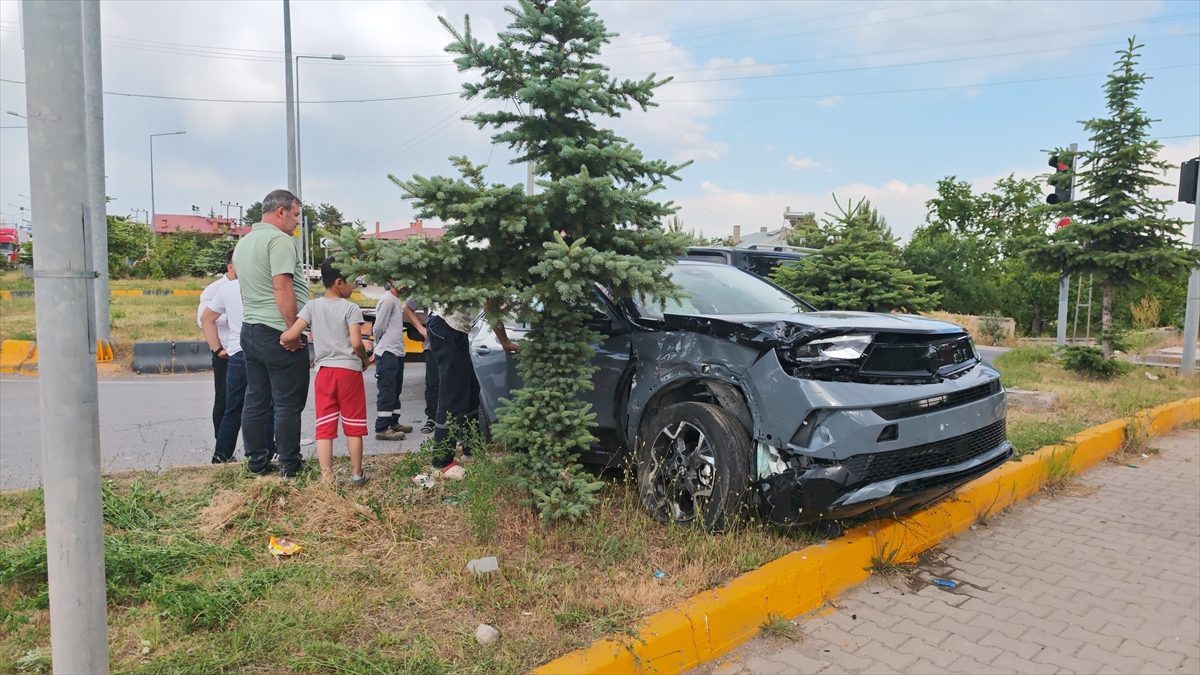 Bitlis’te ambulans ile SUV tipi aracın çarpıştığı kazada 10 kişi yaralandı