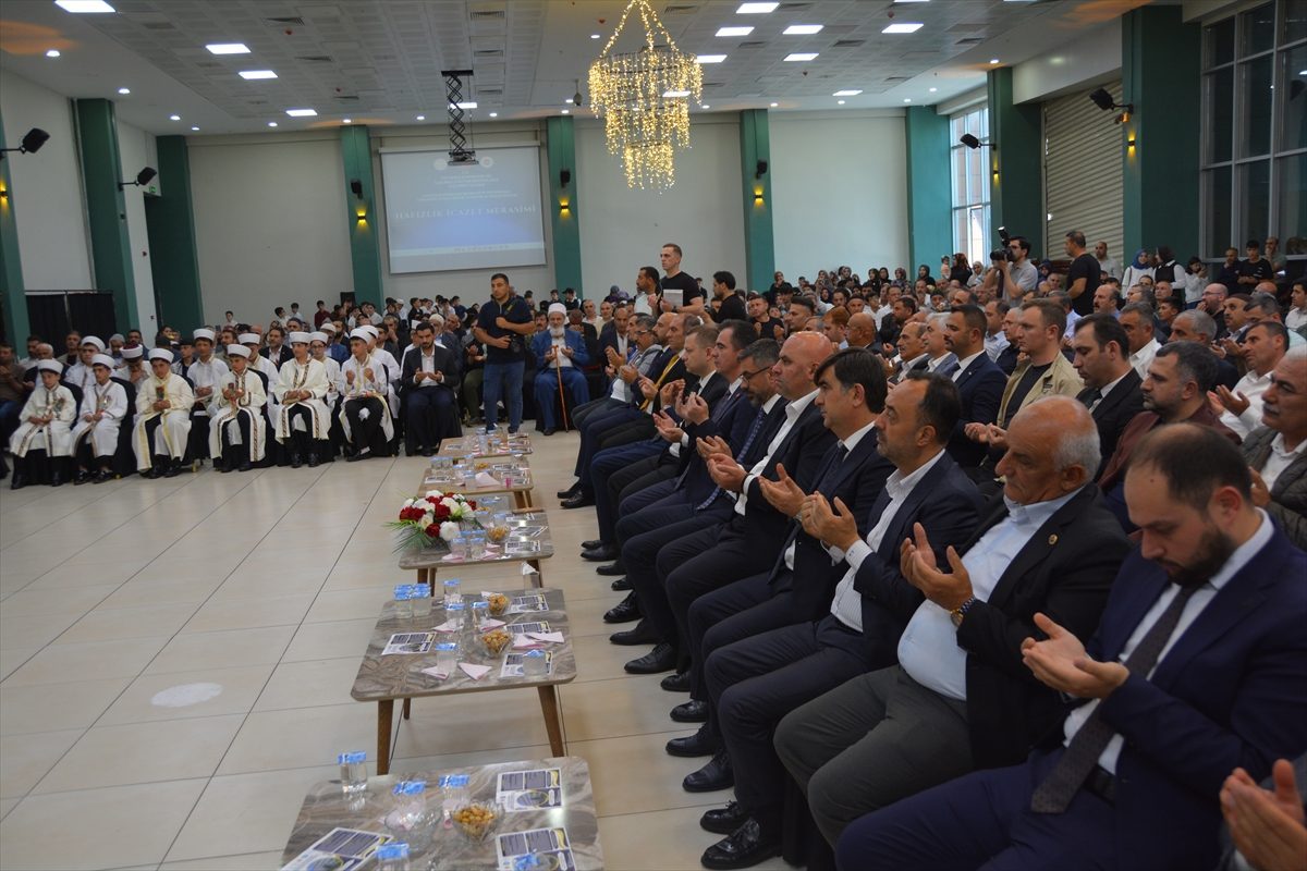 Bitlis’te hafızlığı tamamlayan 55 öğrenci icazet aldı