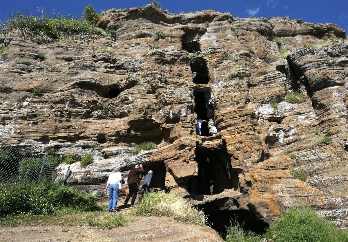Bitlis’te kayalıklara oyulan zaviye ve mağaralar ziyaretçilerini zamanda yolculuğa çıkarıyor