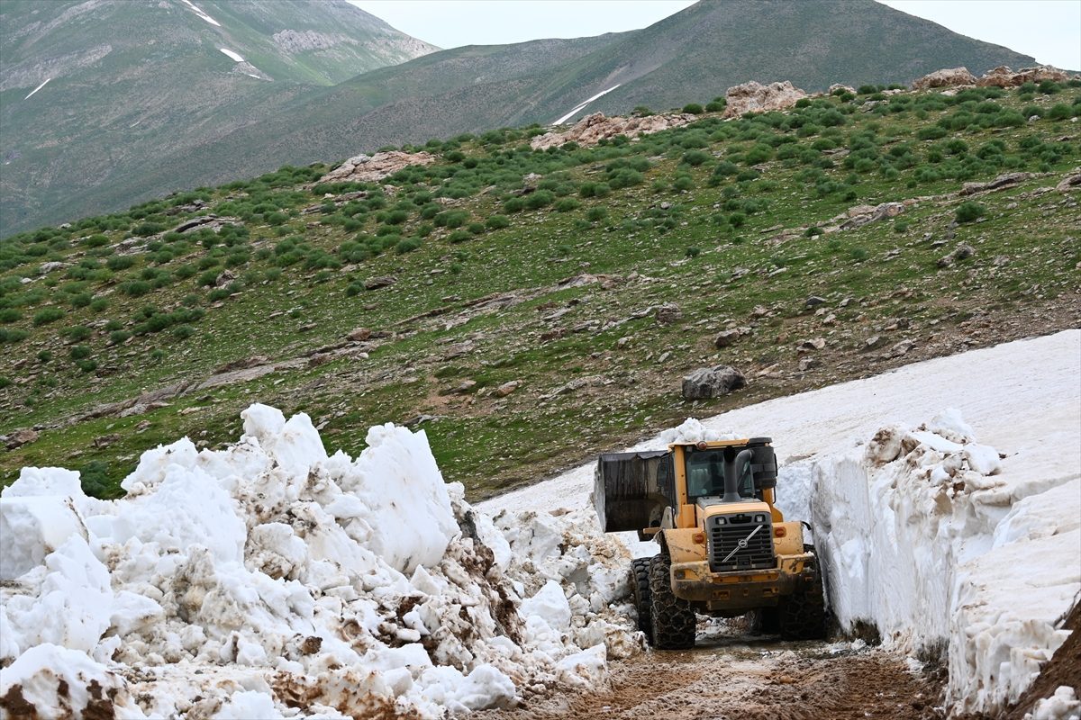 Bitlis’te yayla yollarında karla mücadele mesaisi sürüyor