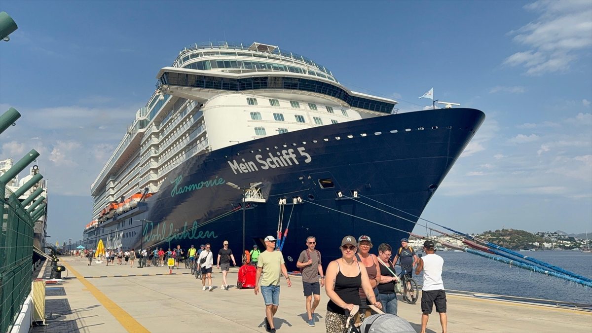 Bodrum’a iki kruvaziyerle 2 bin 583 turist geldi