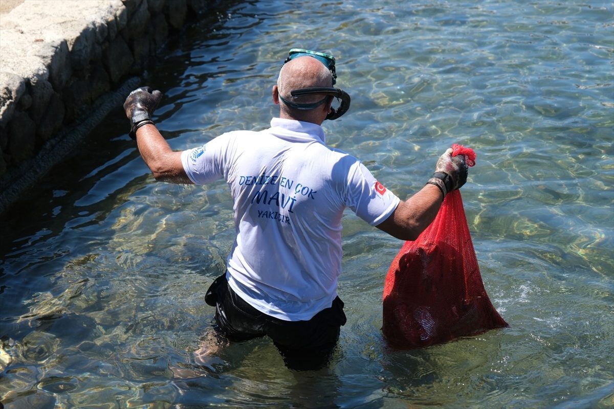 Bodrum’da dalgıçlar deniz dibinden 250 kilogram atık çıkardı