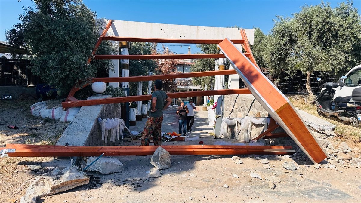 Bodrum’da iş yeri tabelası ve ağaca çarpan otomobildeki 2 kişi yaralandı
