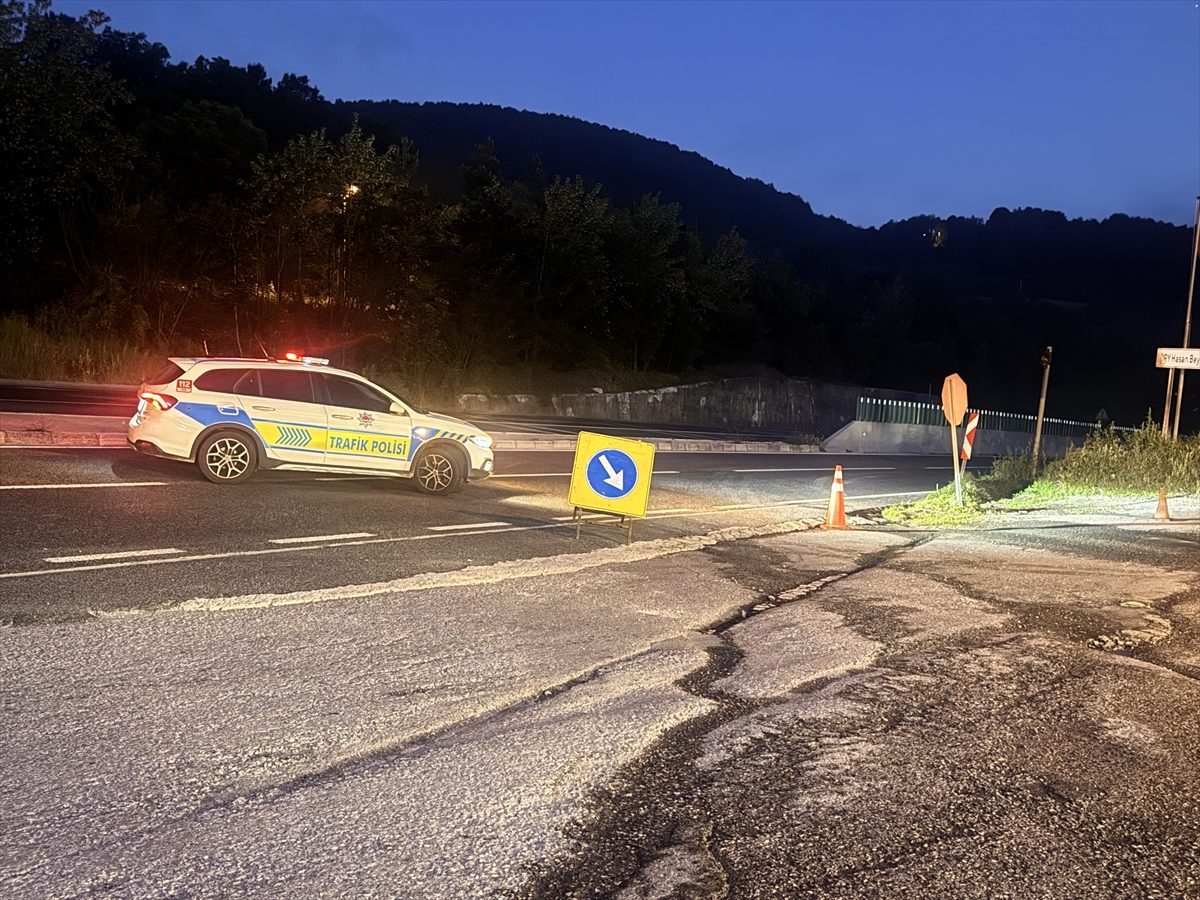 Bolu Dağı’nda askeri mühimmat yüklü olduğu değerlendirilen tır devrildi