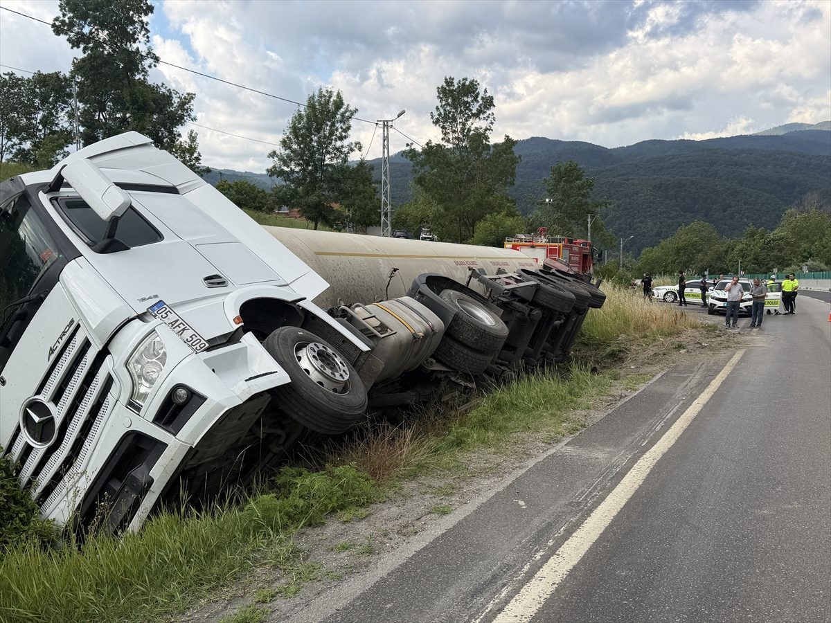 Bolu Dağı’nda yanıcı madde yüklü tanker yol kenarına devrildi