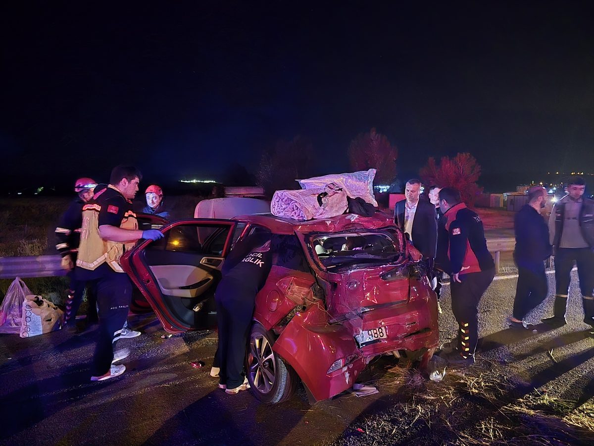 Bolu’da tırın çarptığı otomobildeki 3 kişi yaralandı