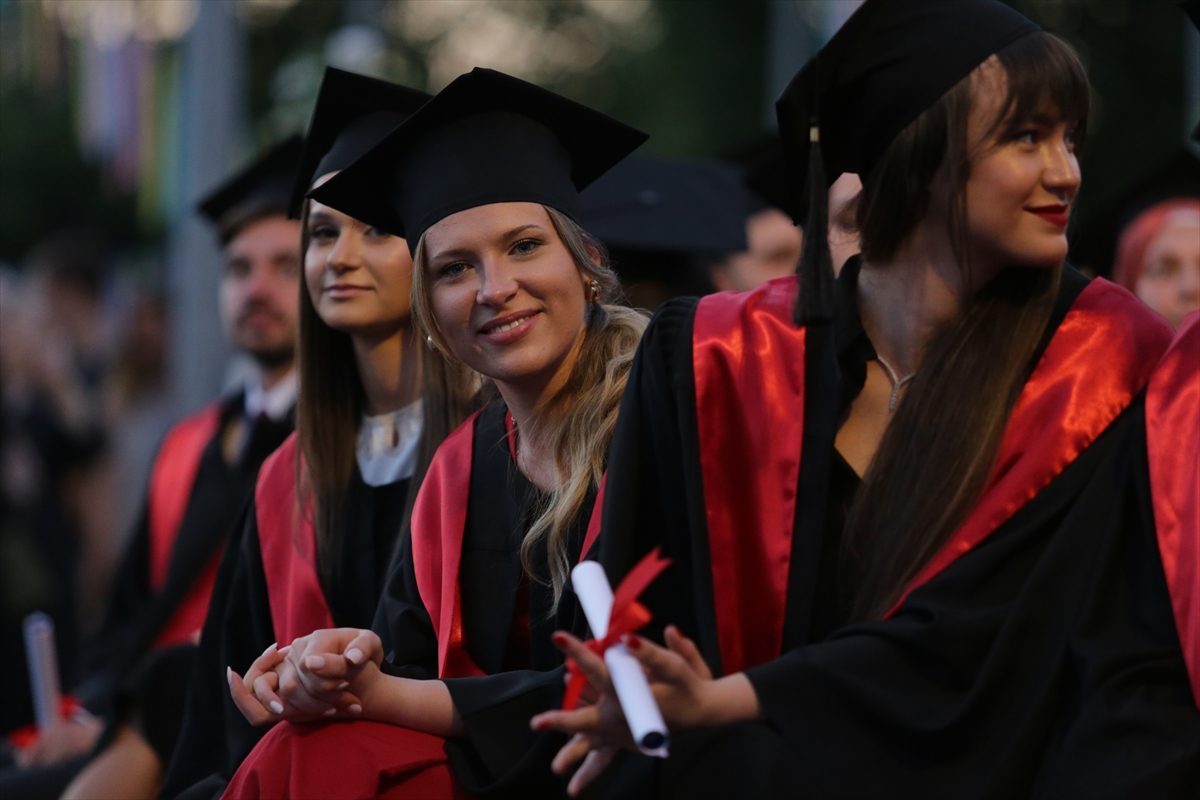 Bosna Hersek’teki Uluslararası Saraybosna Üniversitesi 18. dönem mezunlarını verdi
