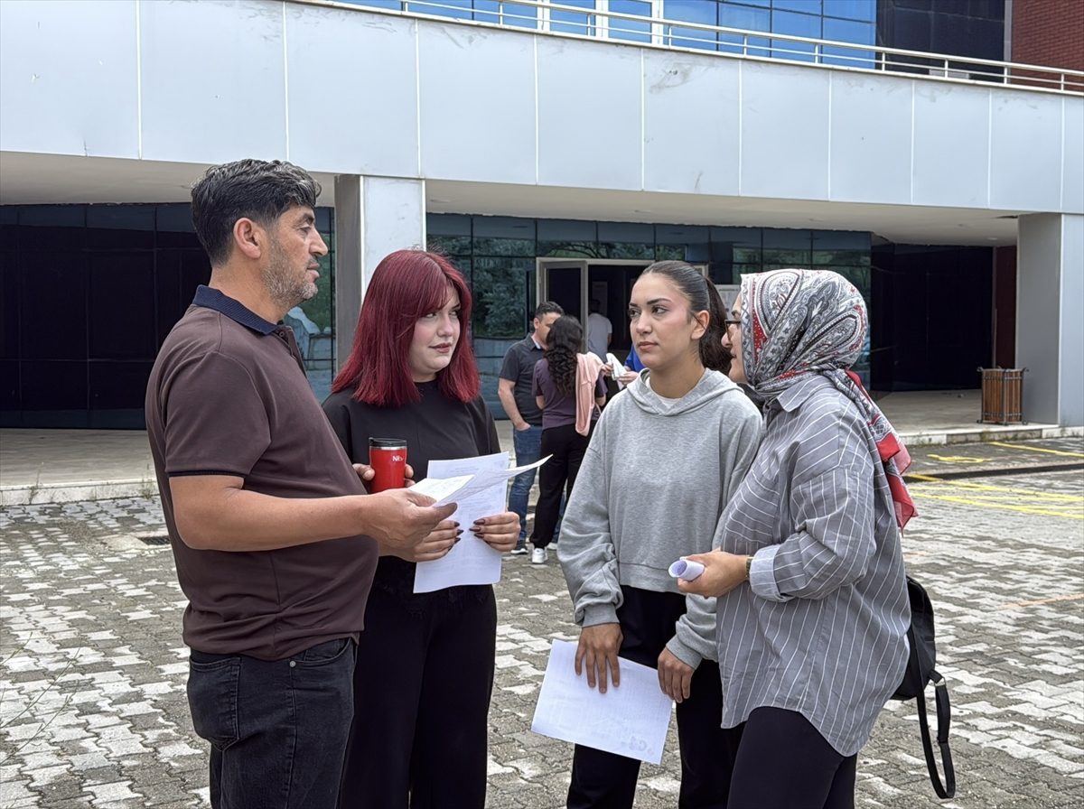Burdur’da anne, baba ve iki kızları birlikte üniversite sınavına girdi