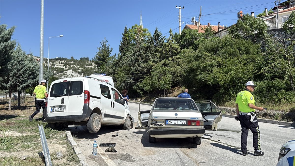 Burdur’da hafif ticari araçla otomobilin çarpıştığı kazada 5 kişi yaralandı