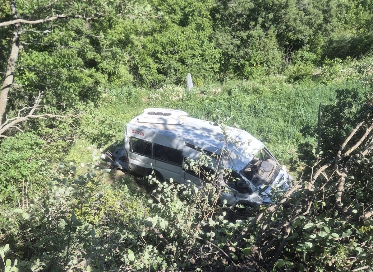 Burdur’da tarlaya devrilen minibüsteki 8 kişi yaralandı