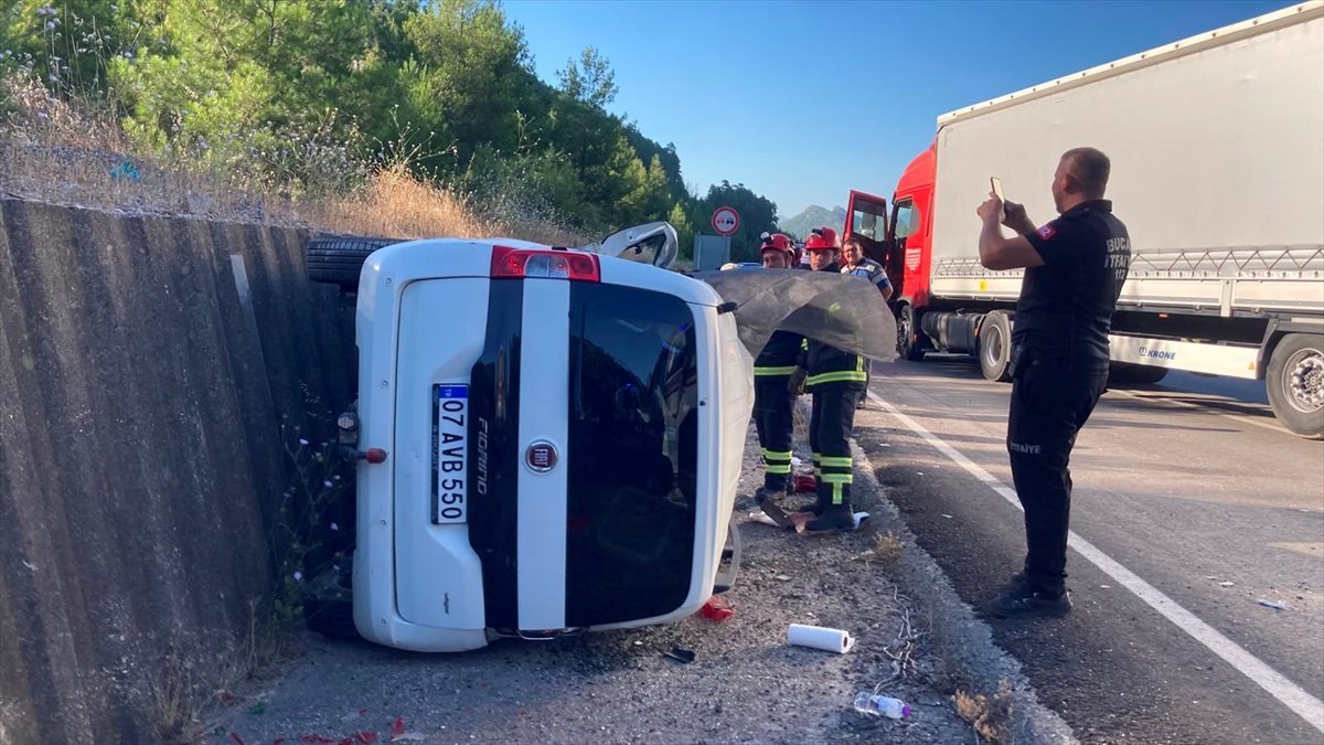 Burdur’da tırla çarpışan hafif ticari araçtaki sürücü öldü, 1 kişi yaralandı