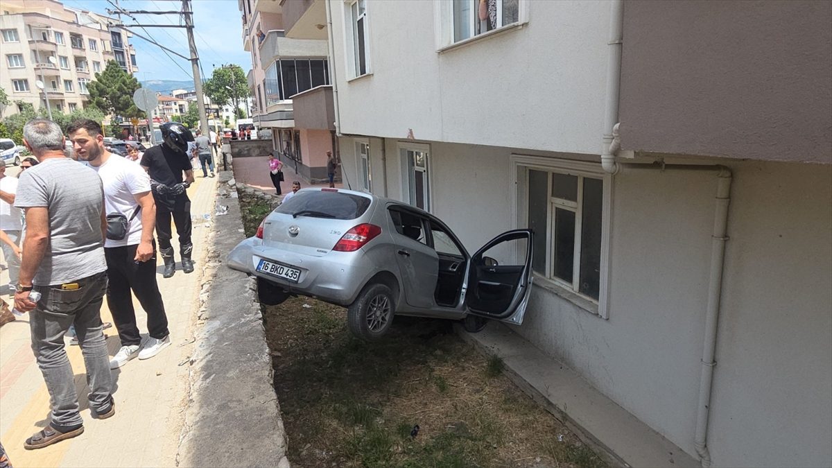 Bursa’da apartman duvarına çarpan otomobildeki 3 kişi yaralandı