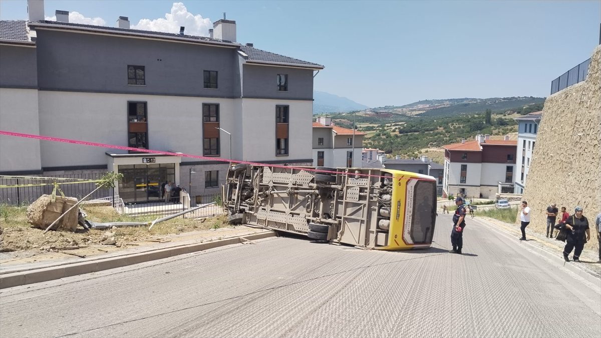 Bursa’da halk otobüsünün devrilmesi sonucu sürücü yaralandı