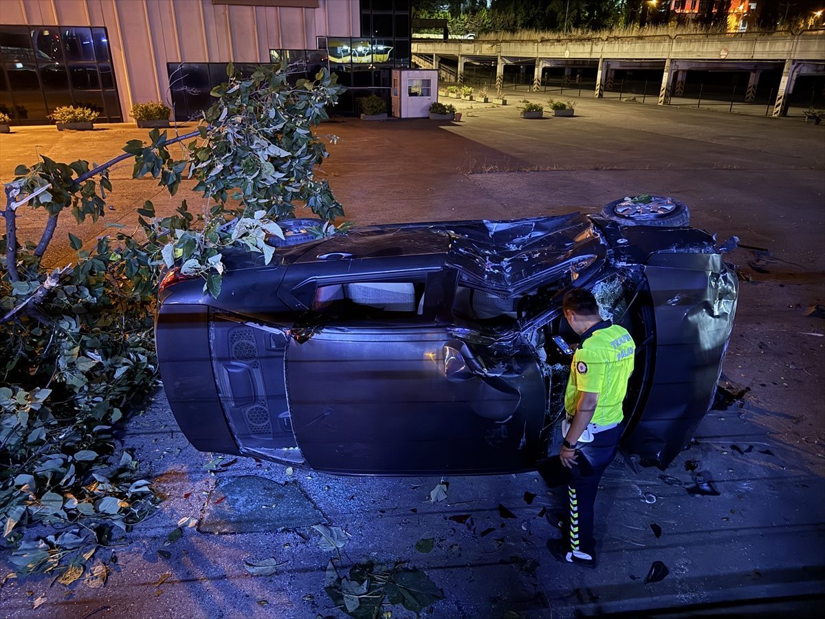 Bursa’da iki otomobilin çarpıştığı kazada 4 kişi yaralandı