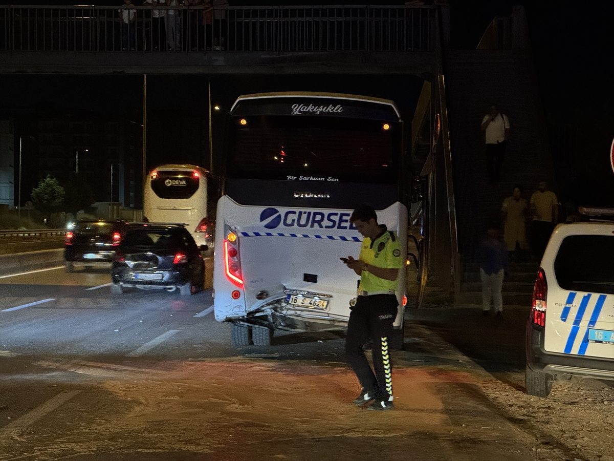 Bursa’da otomobilin işçi servisine çarpması sonucu 6 kişi yaralandı