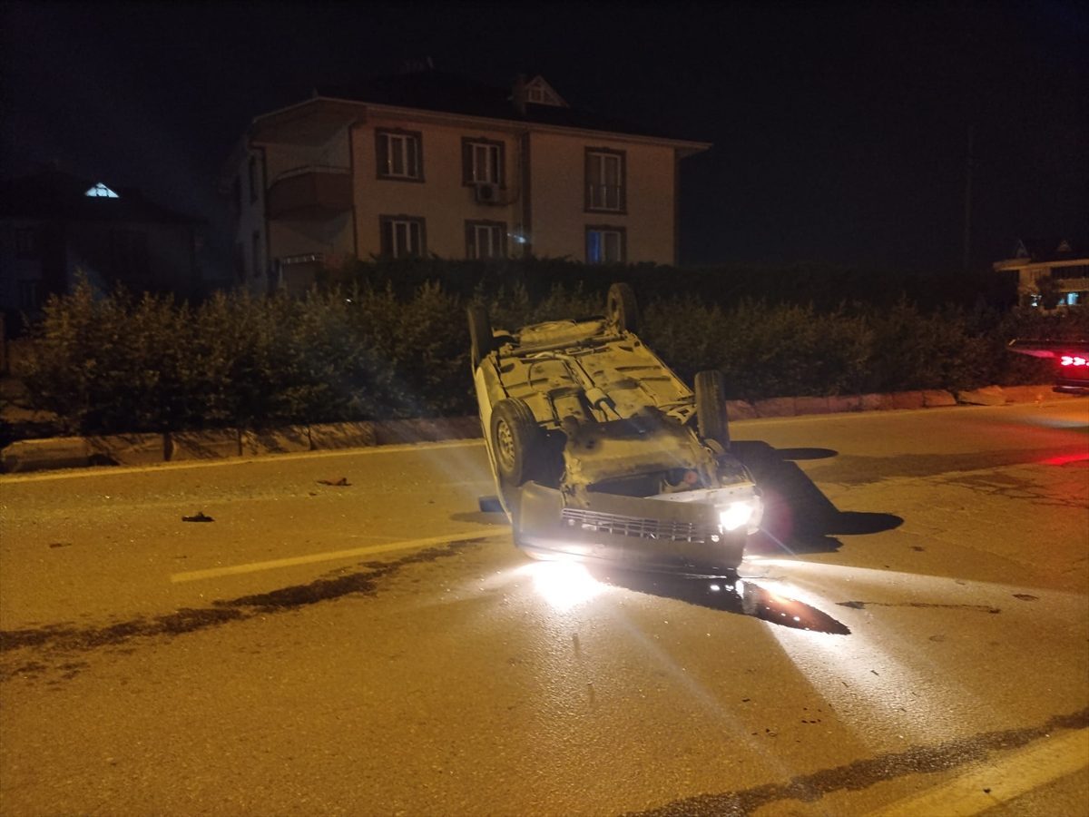 Bursa’da takla atan otomobilin sürücüsü yaralandı