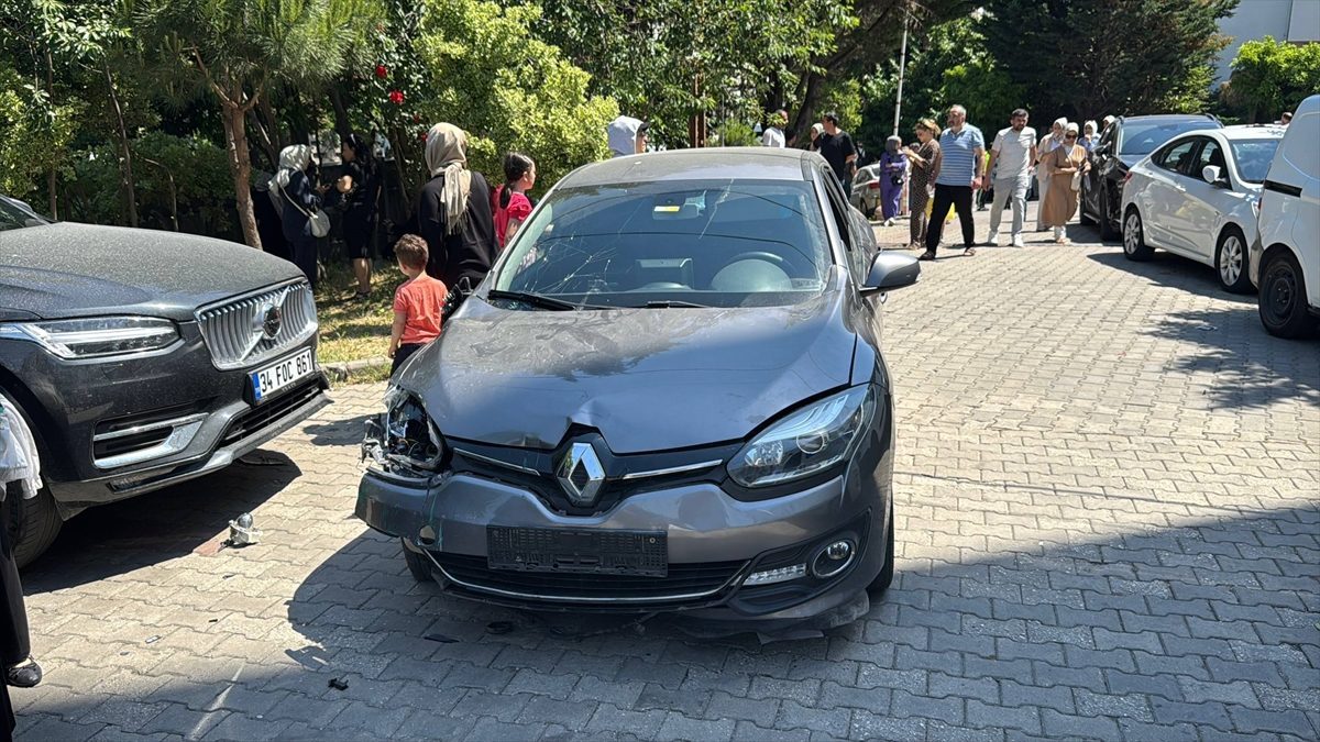 Büyükçekmece’de aracın çarptığı demir kapının savrulması sonucu 6 kişi yaralandı
