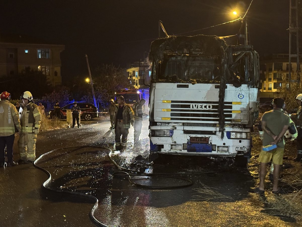 Büyükçekmece’de park halindeki tırda çıkan yangın söndürüldü