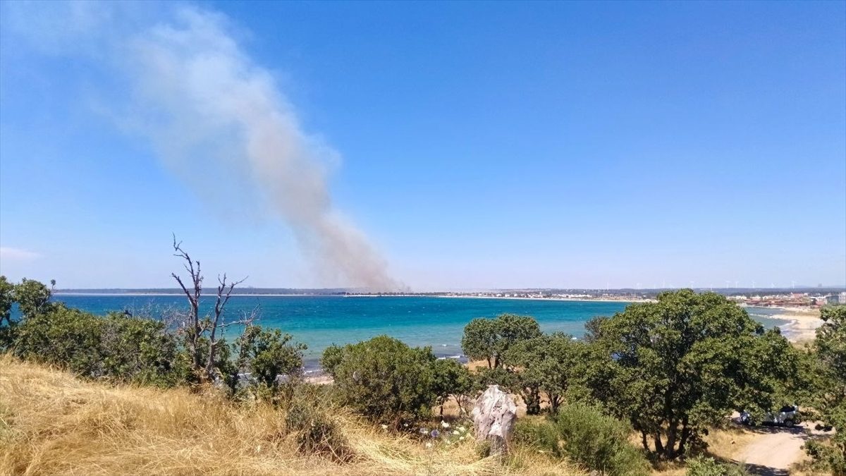 Çanakkale’de tarım arazisinde çıkan yangına müdahale ediliyor