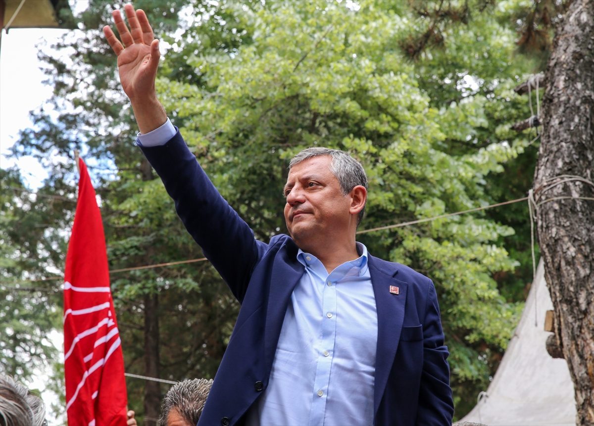 CHP Grup Başkanı Özgür Özel Burdur’da partililerle bir araya geldi