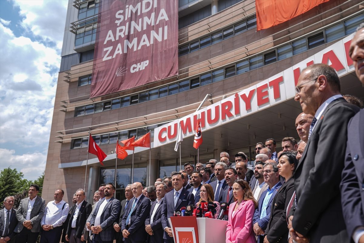 CHP’de olağanüstü kurultay talep eden 833 delegenin imzası genel merkeze teslim edildi