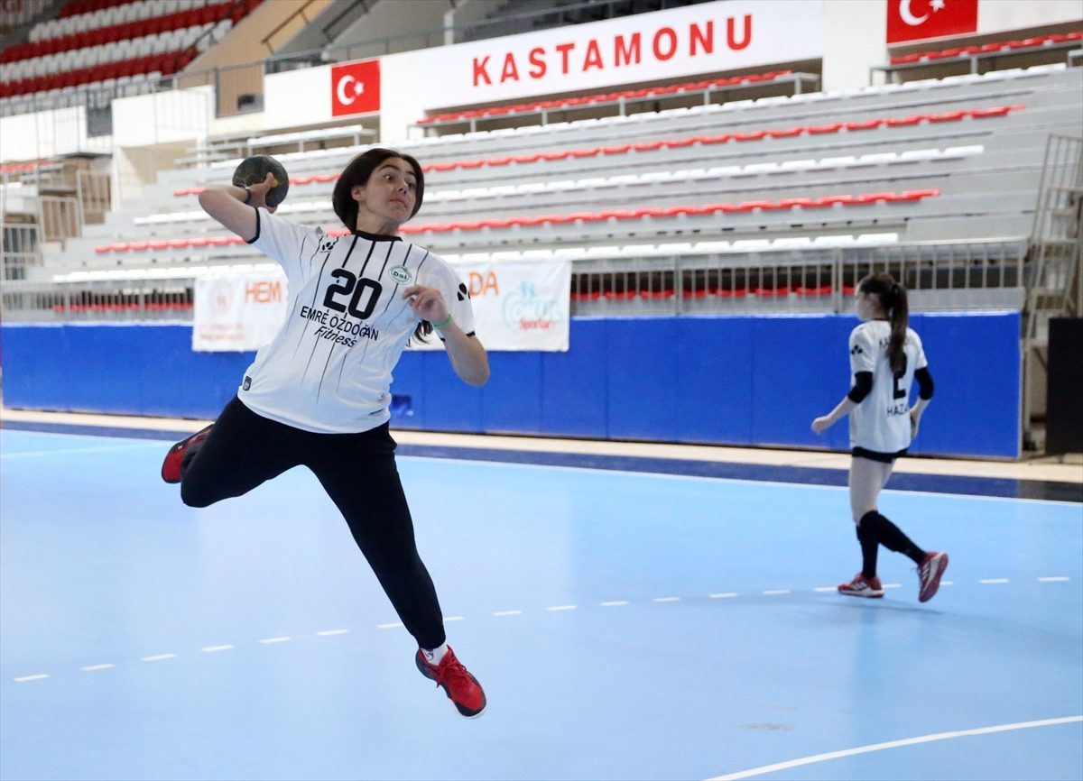 Çocukları dijital ortamdan kurtarmak için kurulan hentbol takımı, 5 yılda 6 derece elde etti