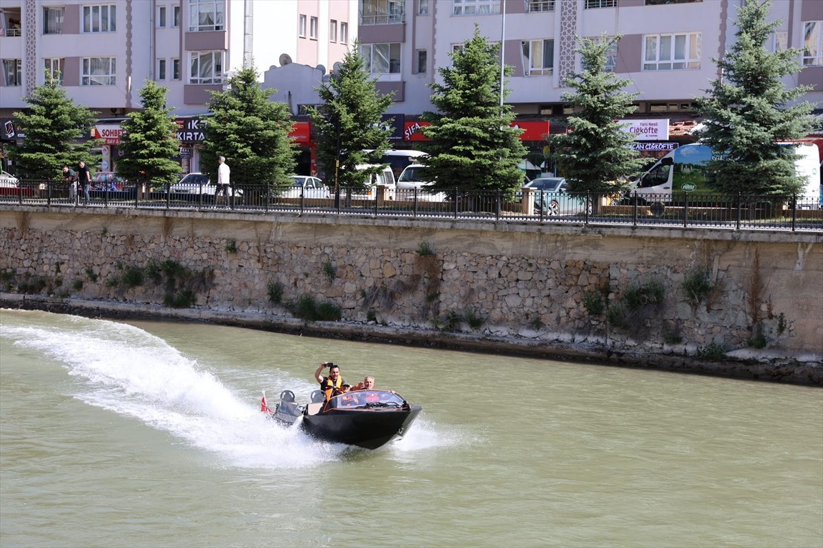 Çoruh Nehri’ndeki jetbot turlarına adrenalin tutkunları ilgi gösteriyor