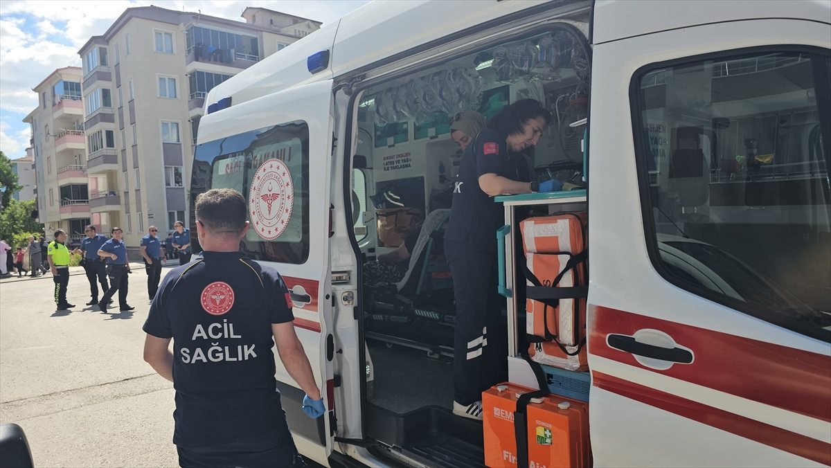Çorum’da bir apartmanda çıkan yangında 7 kişi dumandan etkilendi