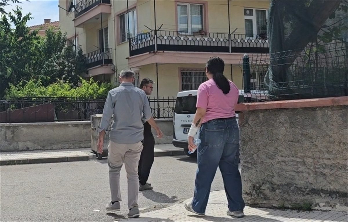 Çorum’da tartıştığı anne ve babasını bıçakla rehin alan genç kız ikna edilerek teslim oldu