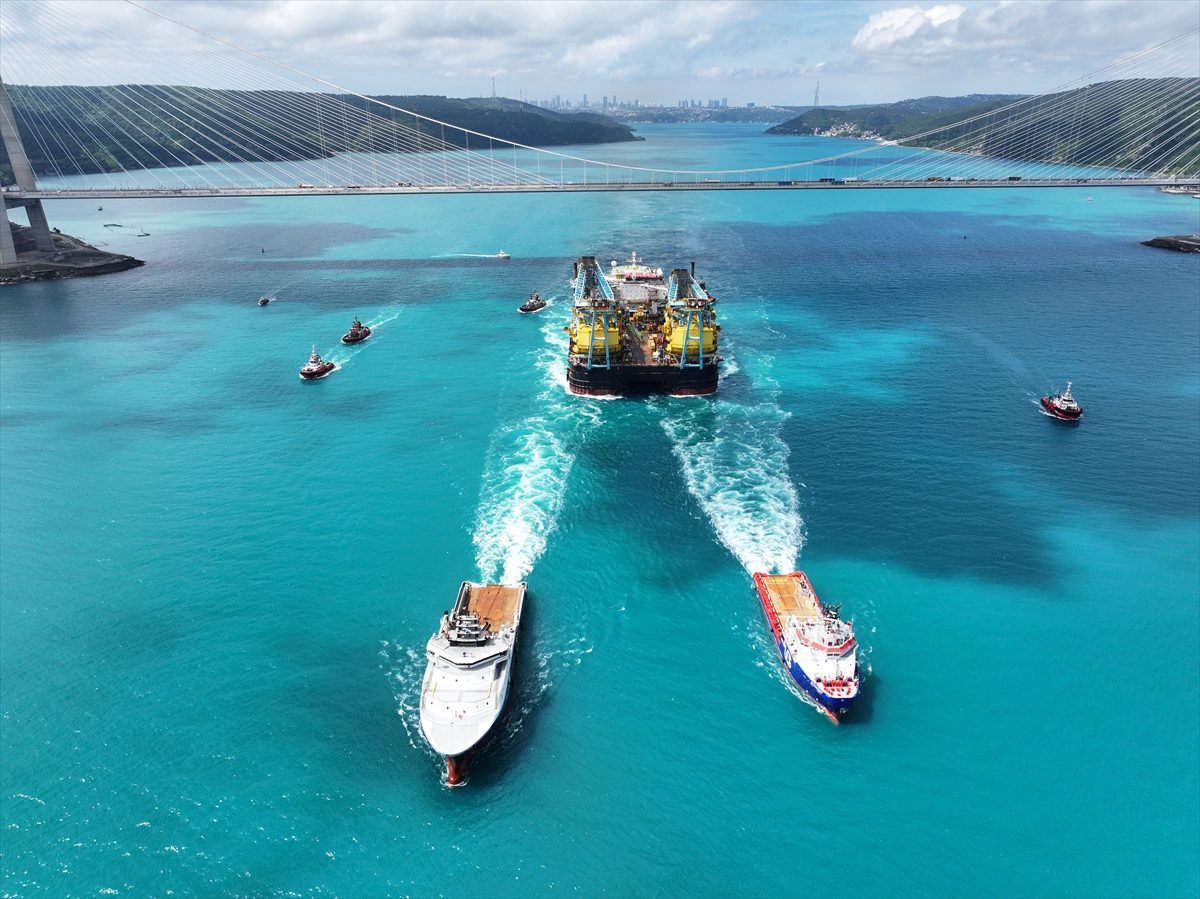GÜNCELLEME – Dev vinç gemisi “Saipem 7000” İstanbul Boğazı’ndan geçti