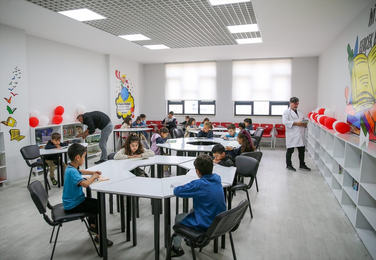 Diyarbakırlı eğitim gönüllüsü yazar 5 yılda onlarca okula kütüphane kazandırdı