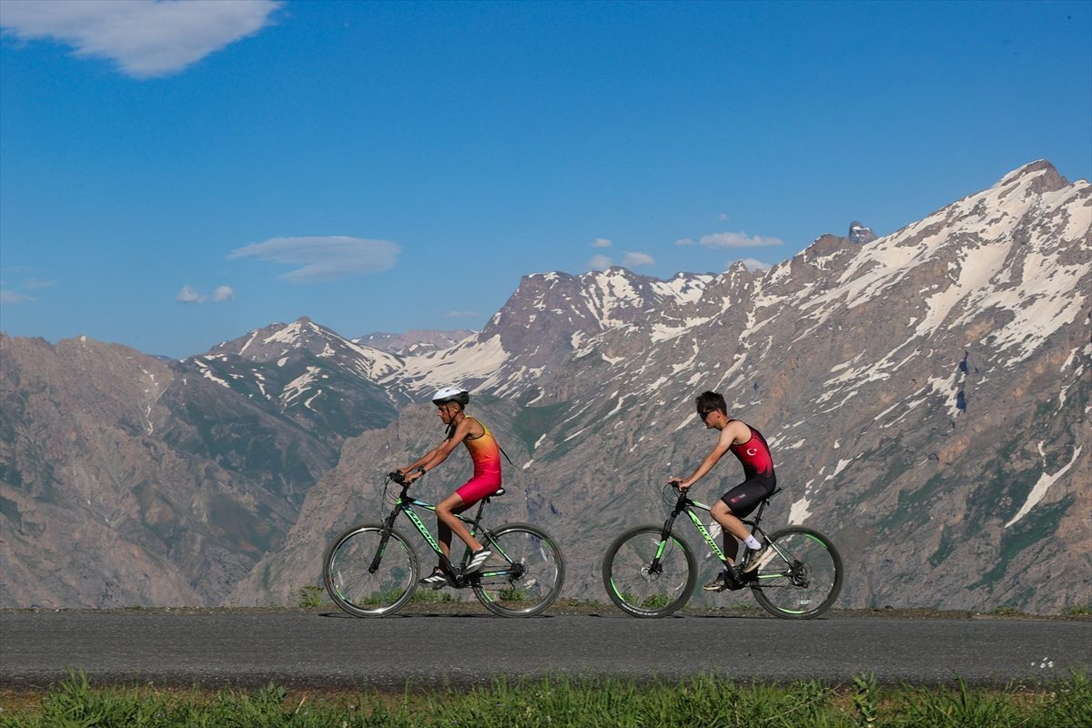 Duatlon ve triatlon sporcuları, Hakkari’nin yüksek rakımlı bölgelerinde müsabakalara hazırlanıyor
