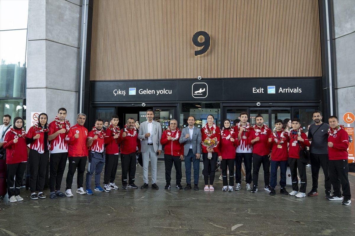 Dünya Muaythai Şampiyonası’nda 16 madalya kazanan milli sporcular yurda döndü