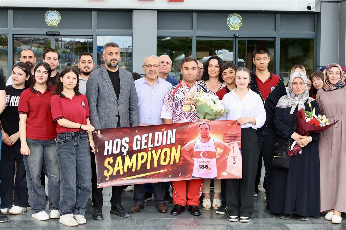 Dünya şampiyonasından 7 madalyayla dönen özel sporcu, Trabzon Havalimanı’nda karşılandı