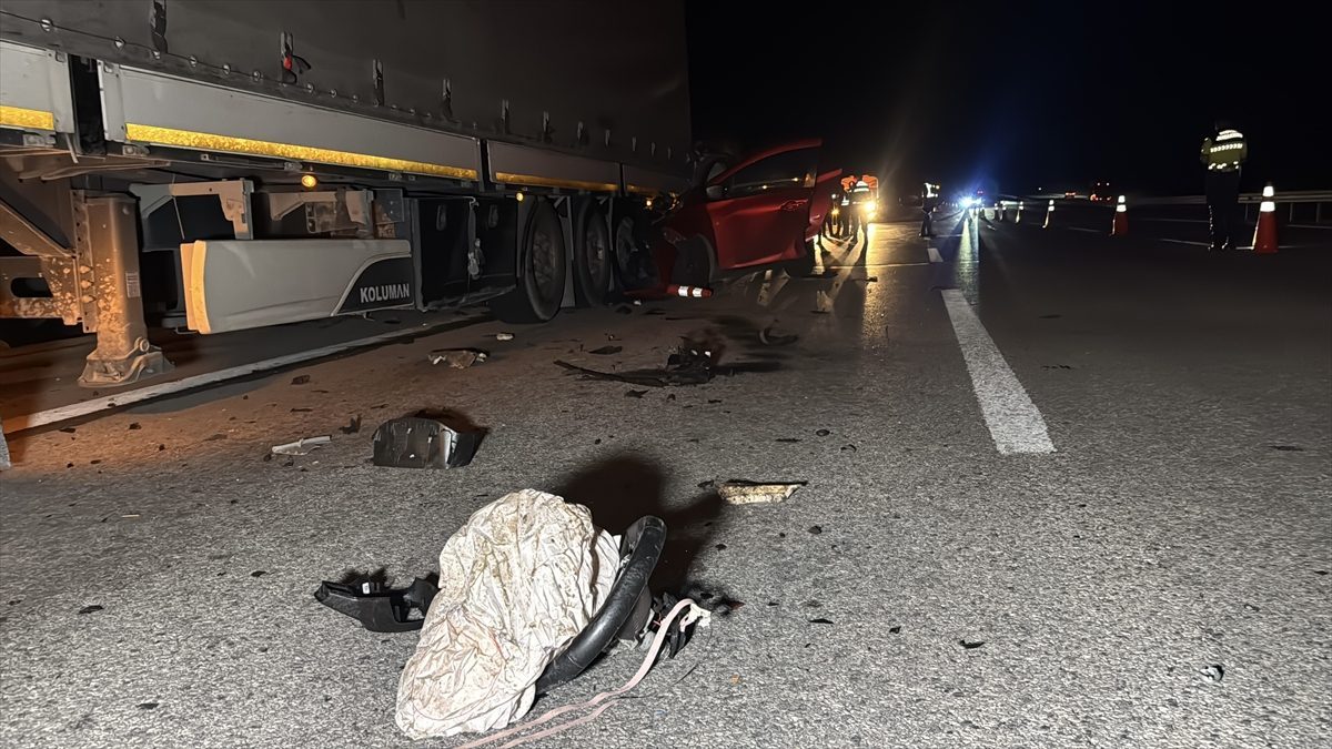 Edirne’de tıra arkadan çarpan otomobilin sürücüsü öldü