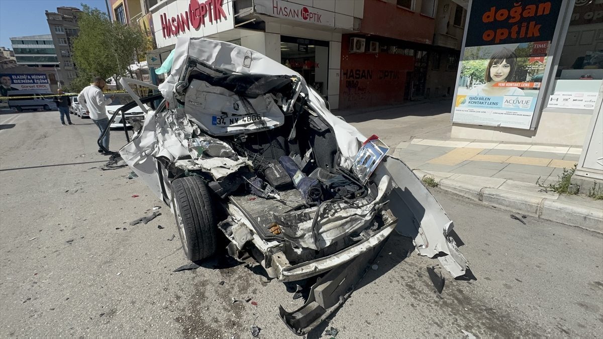Elazığ’da freni patlayan kamyonun 10 araca çarpması sonucu biri ağır 5 kişi yaralandı