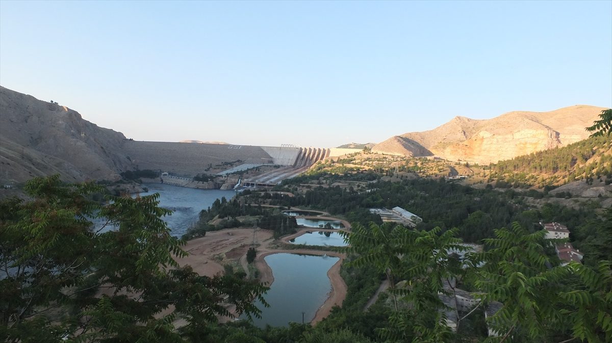 Elazığ’da Keban Barajı’nda su tahliyesinin ardından kapaklar kapatıldı