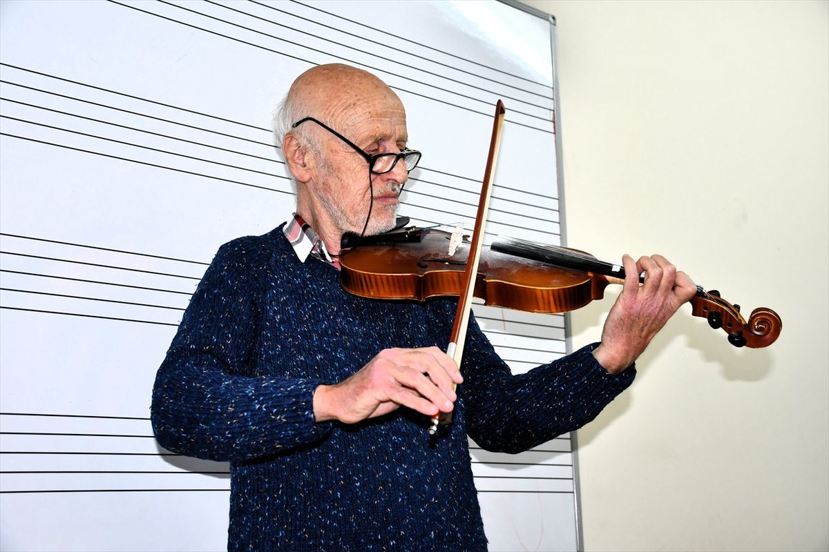 Emekli memur 72 yaşında keman eğitimi alıyor