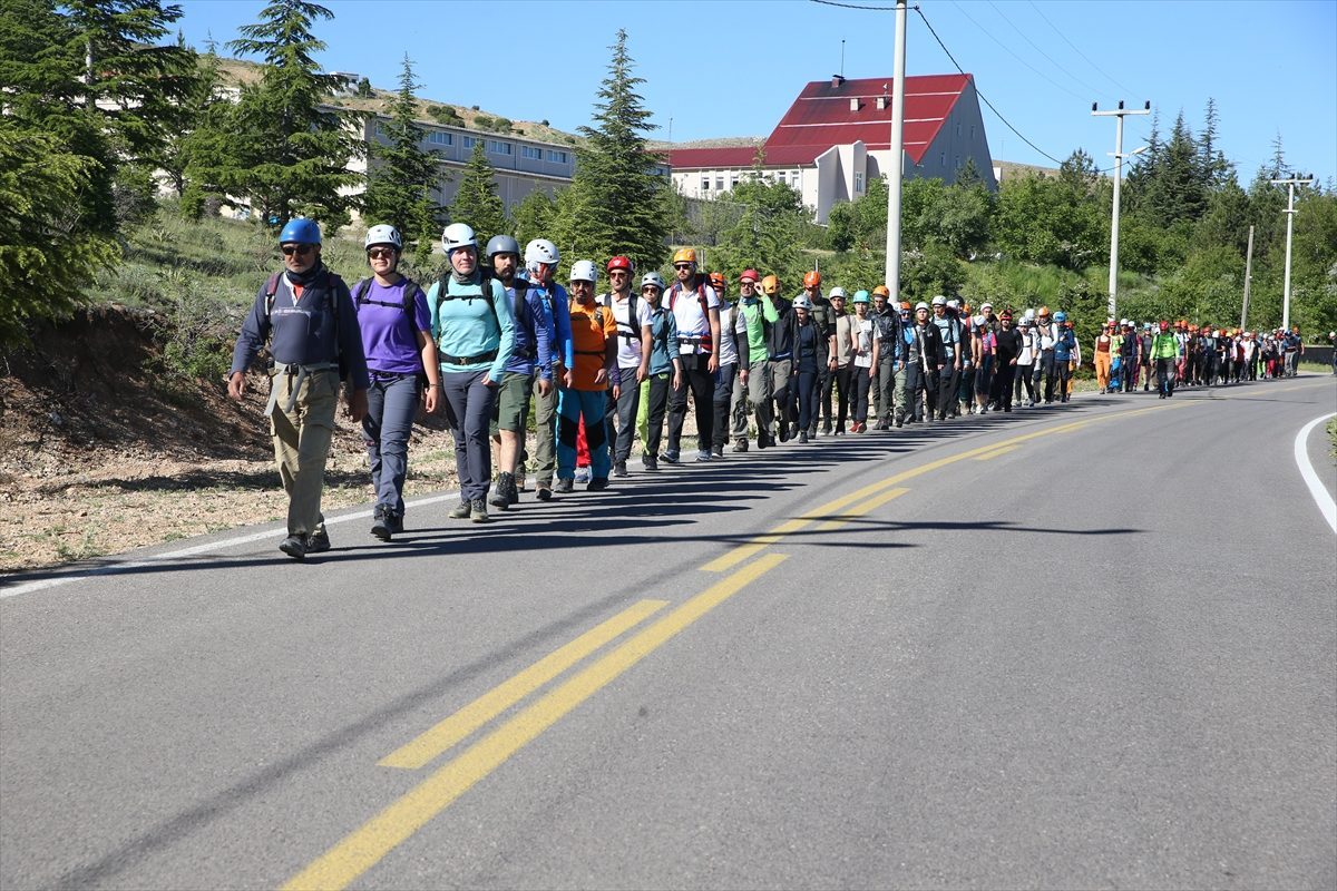 Emekli polis, 20 yıldır kaya tırmanışı yapıp yeni sporcular yetiştiriyor