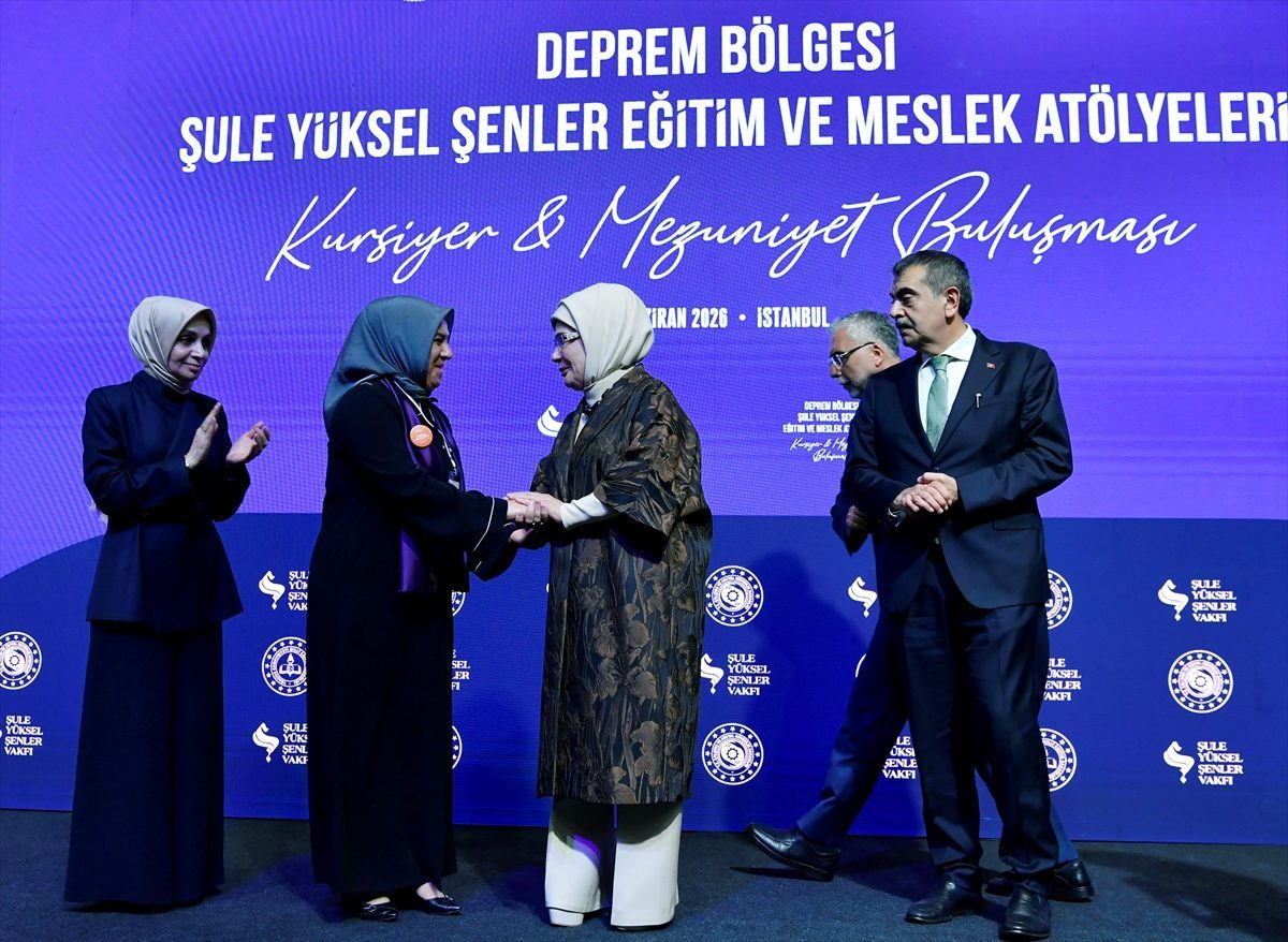 Emine Erdoğan, Şule Yüksel Şenler Vakfının “Kursiyer ve Mezuniyet Buluşması”na katıldı: