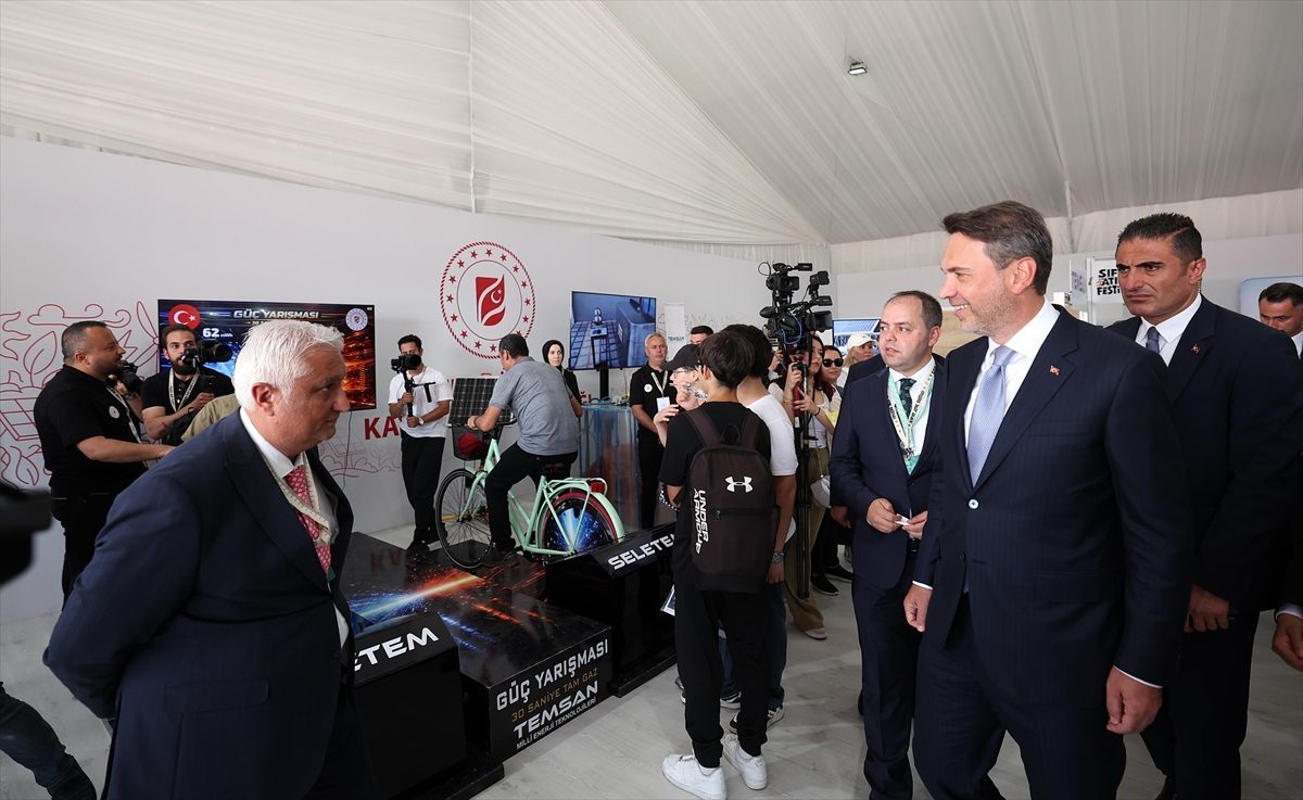 Enerji ve Tabii Kaynaklar Bakanı Bayraktar, Sıfır Atık Festivali’ndeki bakanlık standını ziyaret etti: