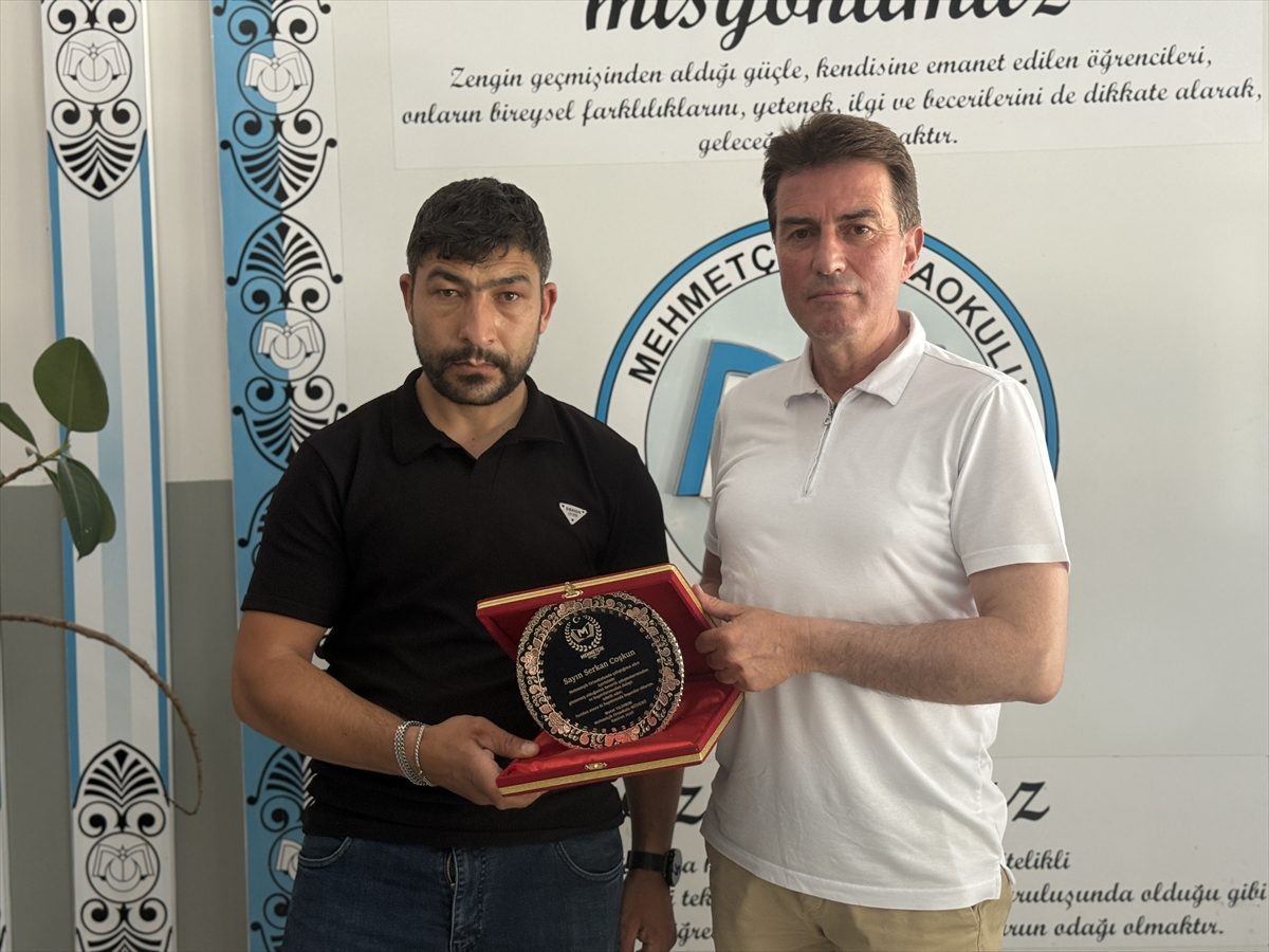 Erzincan’da bir ortaokulun hizmetlisine mezuniyet töreninde sürpriz teşekkür plaketi