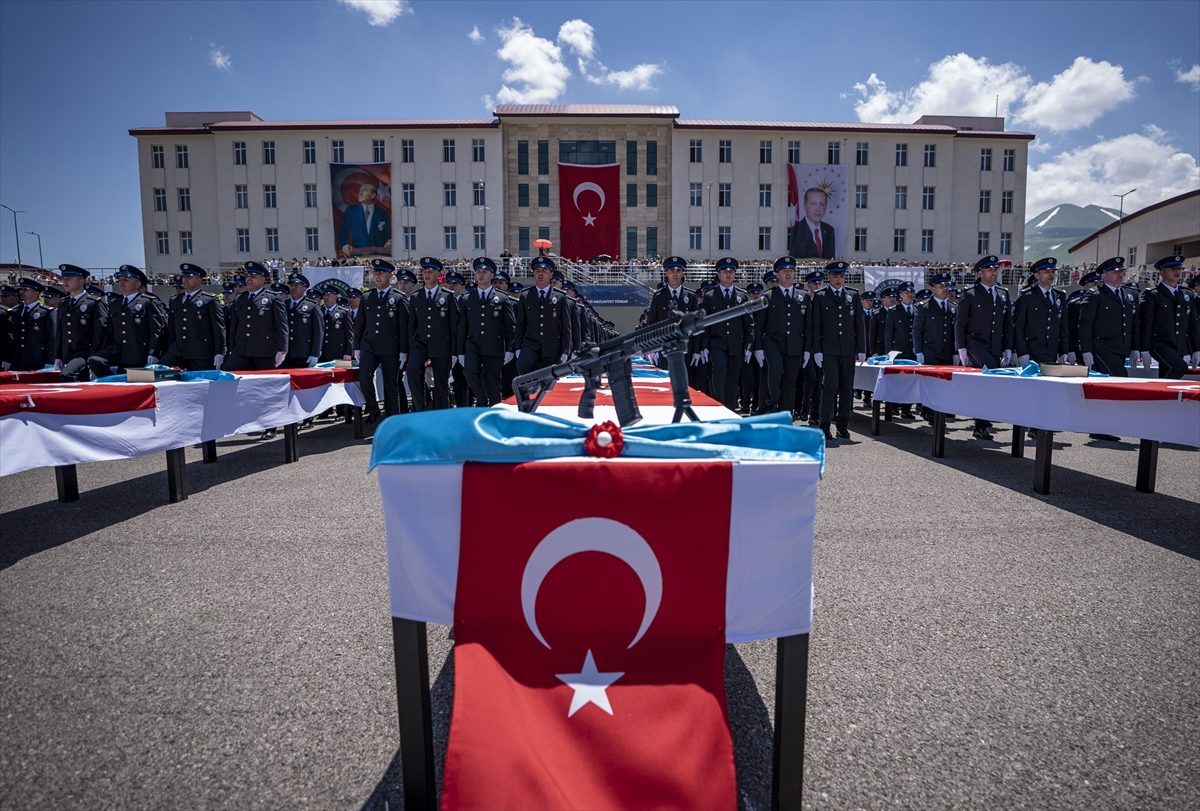 Erzurum POMEM’de 703 genç polis mezuniyet sevinci yaşadı