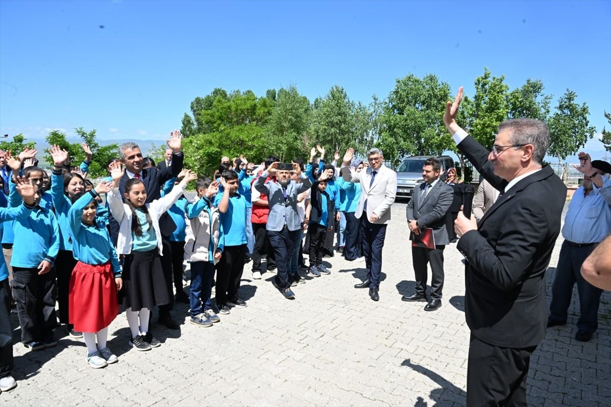 Erzurum ve çevre illerde öğrenciler karne heyecanı yaşadı
